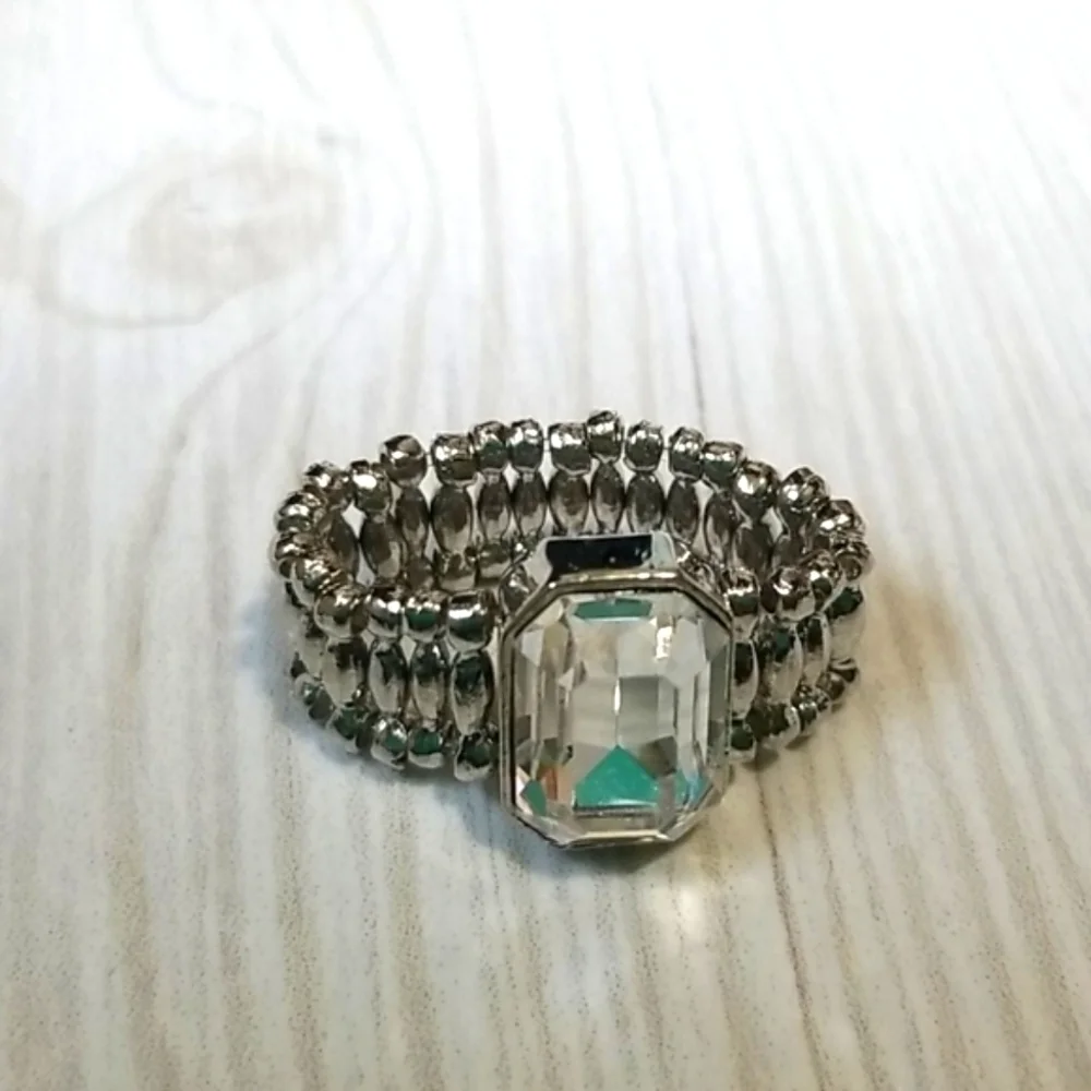 Cookie Lee silver stretch ring with large unique cut gem in the middle NWT